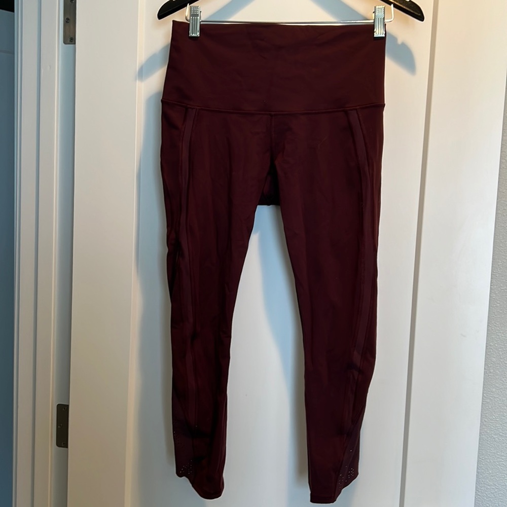 Lululemon wunder unders Sz 8 maroon 3/4 length